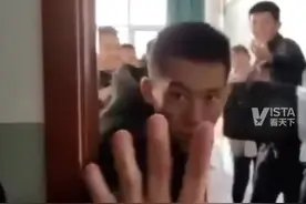 14日，中国民航大学某班级最后一节英语课结束后，全班38名男生护送女老师下课，堪比明星出场视频封面