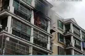 小伙边充电边玩手机，充电器冒出火星把卧室烧毁。@抖音短视频视频封面