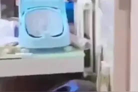 宝宝第一次看到妈妈穿警服 这个反应太可爱了视频封面