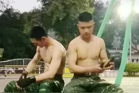 看见大家都在进行#悬空木棍俯卧撑挑战 ，那咱兵哥也来试试~（张毅文、张亚博）视频封面