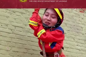 你以为用一根绳子爬上楼很容易吗？看我们小姐姐是咋上去的😁#女文员探秘消防队 #辽宁消防 