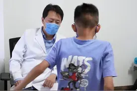 一个月前这个孩子都快瘫痪了，妈妈担心孩子生长发育一直没去治疗，好在一切都来得及，孩子又可以开开心心地去上学了。#脊柱侧弯 #神经压迫视频封面