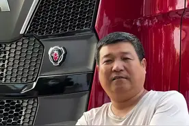 王总穿了一双5块Q的凉鞋，10块Q的T恤，虽然,穿着很低调，但却遮不住他霸气的土豪气息#斯堪尼亚 #v8发动机 #公路之王斯堪尼亚 视频封面