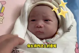 哈哈哈，爸爸被刚出生的宝宝嫌弃啦，宝宝：给你个眼神，自己体会视频封面
