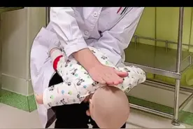 当宝宝气道被东西卡住，发生窒息时，我们应该怎么办，很真实的自救过程，分享给你👊