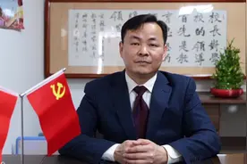 武汉市蔡甸区汉阳一中校长曹江林在2021届高三学生成人礼致词。视频封面