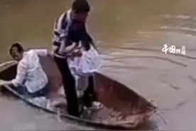 家人带孩子鱼塘划船，18斤大鱼“自投罗网”跳上船😆😆