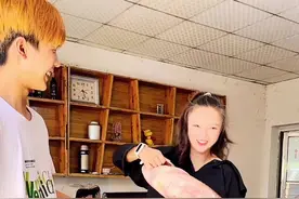 弟弟拿了条20斤的大鲤鱼，一鱼三吃，给他做几个硬菜     #红烧鲤鱼#我的乡村生活  #家常炖鲤鱼  #农村生活