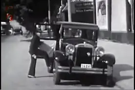 昔日情懷:香港30年代的馬路上的汽車及摩托車，最後有台人力車。视频封面