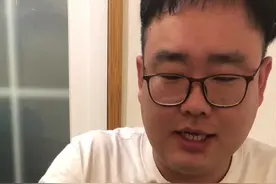 韩国的餐桌必备神器，剪刀。哈哈
