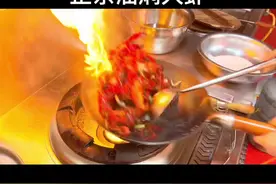 厨师长教你正宗油焖大虾 学会它再也不去酒店点380一份了 毫无保留学到就是赚到#铁锅 #抖音美食创作人 #油焖大虾视频封面