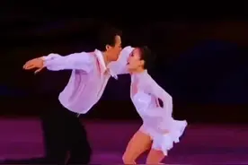 申雪和赵宏博这一对冰上伉俪，23年来风雨兼程，从搭档到夫妻。他们在冰场上默契配合，在生活中相濡以沫，在花滑的历史上留下许多让人铭记的瞬间。每一次华丽的转身，每一次灵动的跳跃，每一次急速的驰骋……一帧帧浪漫的镜头记录下了他们的“冰上情缘”。视频封面