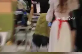 河南郑州，海底捞上演“喜怒交加”，一边在打架  一边唱生日歌，网友：谁点的“鸳鸯锅”？海底捞回应：正协助警方处理#奇葩 #搞笑视频 #海底捞 视频封面