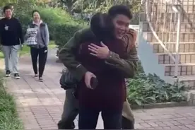 树欲静而风不止，子欲养而亲不待。珍惜每一次相见，不要吝啬你的拥抱❤️#1米9外孙弯膝抱80岁外婆视频封面