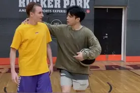 一招让你摆脱实战原地运球的尴尬，赶紧git一下吧（不说了我先把这歪果小伙教会）视频封面