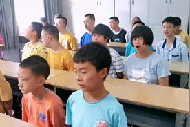 特殊学校的孩子有的是身体残疾，有的是智力低下，有的是自闭视频封面