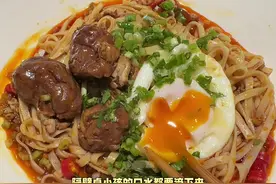 到底是谁发明的海底捞隐藏吃法！吃火锅的快乐加倍了！！#抖音美食推荐官  #没有什么是一顿火锅解决不了