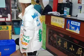 “完灯”是孩子的一个成人礼，完了灯，过年舅舅就再不给送灯笼了，一些长辈们也把孩子的这一人生转折点作为不再发压岁钱的衡量标志，完灯宴多放在大年初五之后，祝小侄女往后能做自己想做的事，将来成为自己想成为的人，你们那边有完灯宴吗？#习俗 #姑侄 视频封面