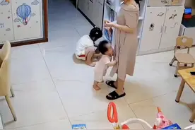 宝宝抱着妈妈的腿不让走，戏精爸爸和姐姐神操作看呆萌娃#人类幼崽视频封面