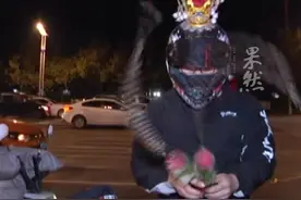 11月23日，在济南经十洪山路口，济南交警历下大队针对炸街摩托车开展集中整治，一摩托车车主因头盔不合规被查。视频封面