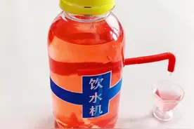 用瓶子制作饮水机的方法，简单好玩#手工