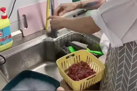 嫌肉太油女子拿洗洁精洗肉。网友：小姐姐也太可爱了注意休息视频封面