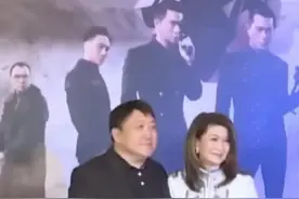 #王晶 首次带妻子出席活动，一人捧红无数晶女郎，做他背后的女人压力可想而知，据说年轻时堪比邱淑贞，大家觉得呢？视频封面
