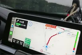生活就像这样，路途堵得慌，但不得不前行。好在导航说，路上虽堵，但路线最优了。所以人生需要导航，继续前行，堵车不堵心，回家啦#堵在路上一动不动 视频封面