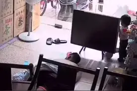 女儿竟这样叫醒午睡的老爸，网友：“漏风”小棉袄＃趣事视频封面