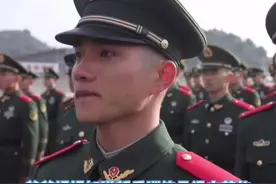武警贵州总队新兵团举行授衔仪式，听到父母的嘱托新兵们湿了眼眶视频封面
