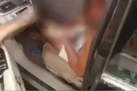 6月28日长沙一男子赤脚驾车，驾驶员称穿拖鞋开车违法违规，则选择打赤脚，民警对曾某进行了安全教育 #湖南之声视频封面