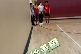 起跳区域是没有弹性的地板，好讨厌哦 #美国高中生篮球 #扣篮扣篮扣篮 #弹跳力视频封面
