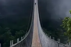 桥的尽头就是“霍格沃茨” #旅行大玩家 #dc环球风景 #盘点我去过的宝藏景点视频封面