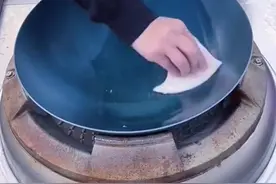 家里的铁锅总是粘锅生锈很烦恼，试试这样的开锅方法铁锅秒变不粘锅，保养好在也不会生锈#铁锅开锅 #无涂层不粘锅 #厨房好物 #开锅养锅 #铁锅