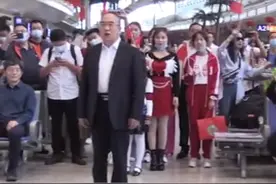 “这是英雄的祖国，是我生长的地方”人民英雄张定宇来了！虽然身患渐冻症，但他始终坚守抗疫一线❤️