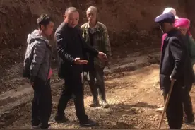 高标准基本农田建设机耕路进村，现场对村民房前屋后存在的隐患逐一排查整改！ #农村生活 #基层工作#乡村守护人 @抖音短视频视频封面