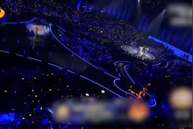 #1111嗨爆夜  #湖南卫视1111嗨爆夜 刘宇宁深情献唱《黑夜一束光》