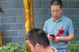 据说每个村子都有这样的人如果你在农村生活过，你就会知道不管村里谁家办事经常看到一个人忙来忙去，他说话有点傻甚至有些精神不太正常，但他们往往心地善良不求回报，管好一顿饭就行！#农村婚礼现场 #接亲趣事 #守村人 #结婚现场视频封面