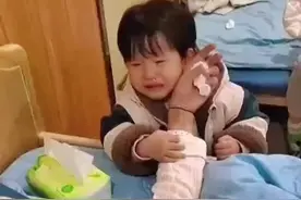 妈妈生完妹妹，躺在病床上。两岁女儿病床前伤心痛哭，女儿：妈妈受伤了！#二胎视频封面