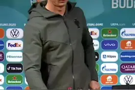 C罗赛前发布会拒绝和可乐！这个举动体现一个运动员的最高品质值得学习啊#dou来欧洲杯 #C罗视频封面