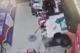 男子凌晨持刀抢劫便利店，反被老板6瓶啤酒爆头砸懵视频封面