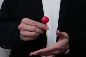 教你一招写字笔变棒棒糖哄女朋友开心#魔术#空手变糖#魔术教学