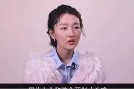 #周冬雨 在拍摄#少年的你 剃寸头戏当天，导演和工作人员陪她一起剃，这个剧组也太有爱了♥️视频封面