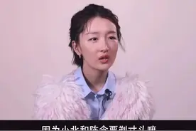 #周冬雨 在拍摄#少年的你 剃寸头戏当天，导演和工作人员陪她一起剃，这个剧组也太有爱了♥️视频封面