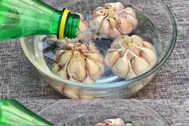 雪碧泡大蒜视频封面