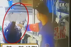 5月20日#沈阳 。因女伴没有48小时以内核酸阴性证明，被#公交车  #司机 拒绝乘车，#男子 朝司机眼睛喷洒不明液体。视频封面