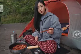 美女在成熟的户外营地里露营。#户外露营 #一起去野餐吧视频封面