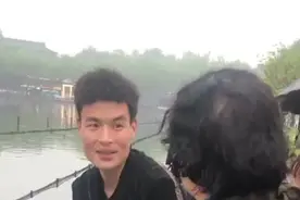 #帅气小伙跳水救人不留名，被大妈们“团团围住”不让走！网友：这是相中女婿了😂#男子 #救人 #正能量 #大妈视频封面