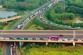 #武汉 #江夏 #航拍 2022年6月5日，武汉四环线江夏梁子湖收费站，排队出高速的车辆视频封面