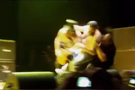 slash最强车祸现场吉他solo粉丝不满被推倒？#电吉他 #slash #车祸现场 @抖音短视频